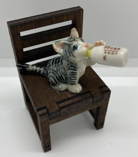 Фигурка фарфоровая №04, «Котенок на стуле с бутылкой молока»