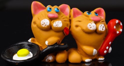 Сувенир полистоун Sima-Land 3,2×7×2,6 см, «Два кота с яичницей»